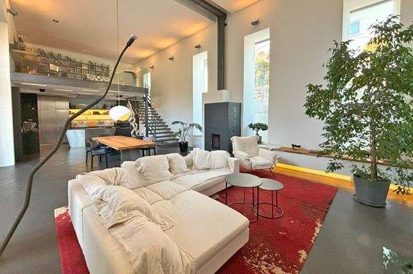 Der stylische Wohnbereich mit Blick zur Galerie