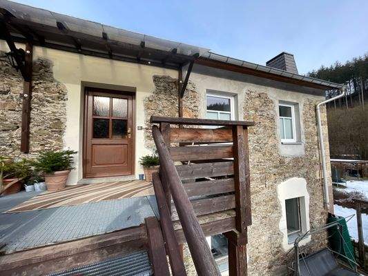 ebenerd. Eing. Haus rts u.Zug. Garten