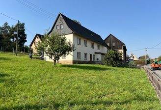 Hausansicht mit Scheune im Hintergrundi