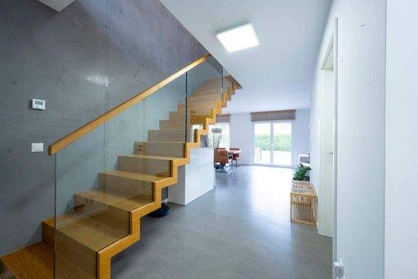 Modernes Treppenhaus zum OG