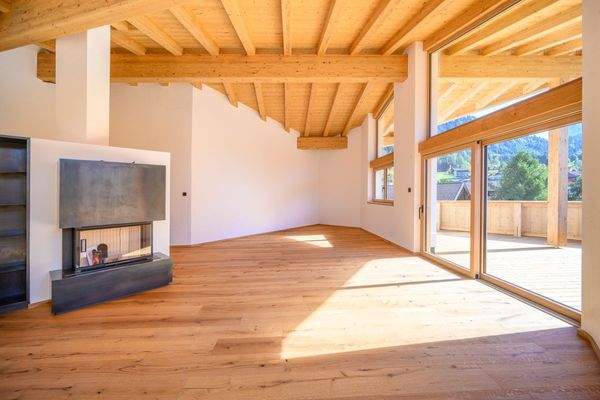 ...mit Kamin und Sichtdachstuhl.