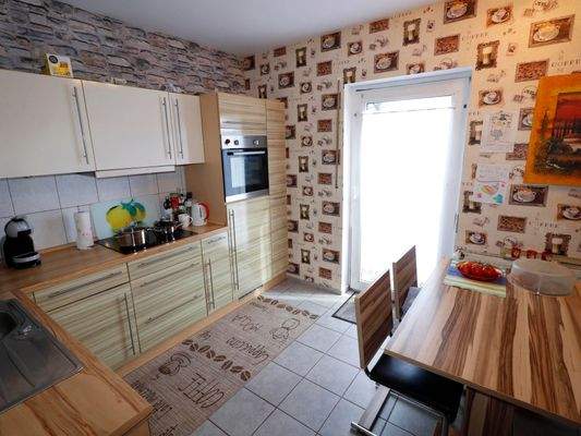 Küche mit Zugang zur Terrasse