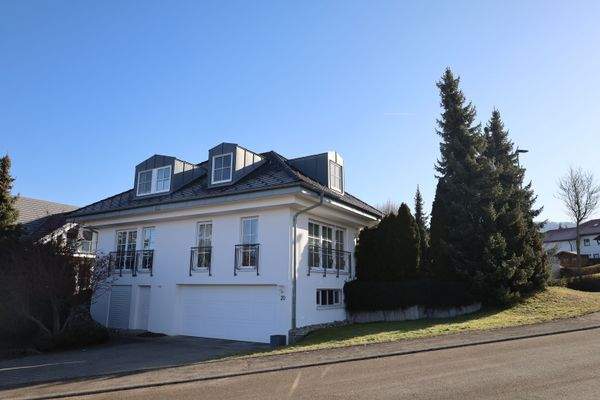 Hofraum mit Doppelgarage