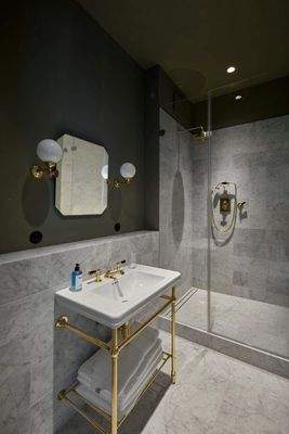 Badezimmer mit Marmorfliesen