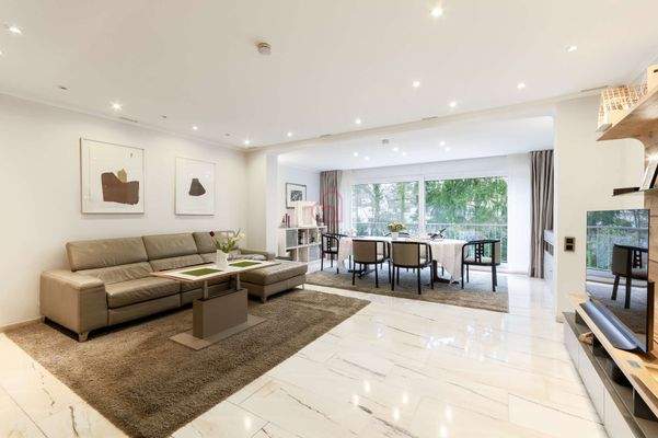 großes Wohnzimmer mit angrenzendem Esszimmer