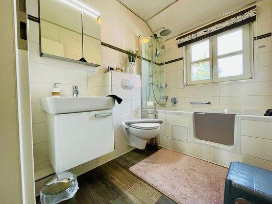 1. Badezimmer mit Duschwanne