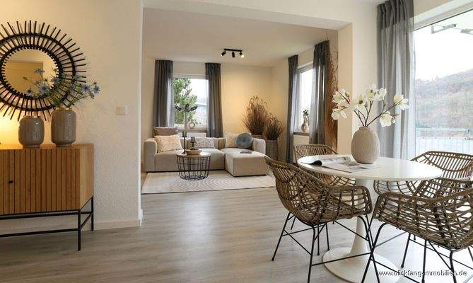 Blick von der Küche in den Wohn- und Essbereich