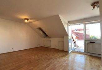 Wohnzimmer mit Zugang zum Balkon