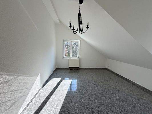 Helles Dachzimmer mit Spitzboden und natürlicher Lichtzufuhr