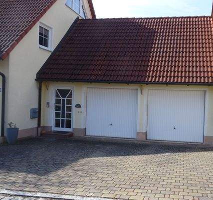 Eingangsbereich mit Doppelgarage.JPG