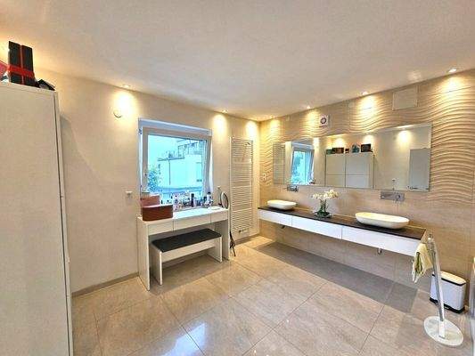 Badezimmer mit Badewanne und Dusche