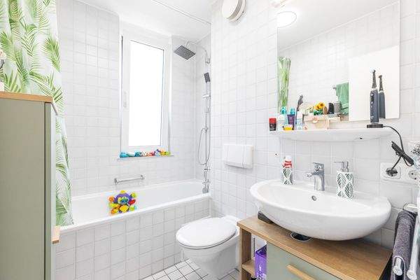 Badezimmer mit Fenster