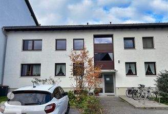 Frontseite mit Stellplatz