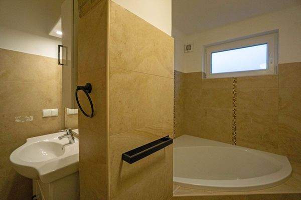 Bad mit Waschtisch und Eckwanne