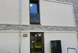 Eingangstür zum Gebäude.jpg