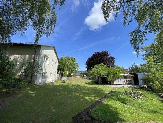 Garten linke Hausseite