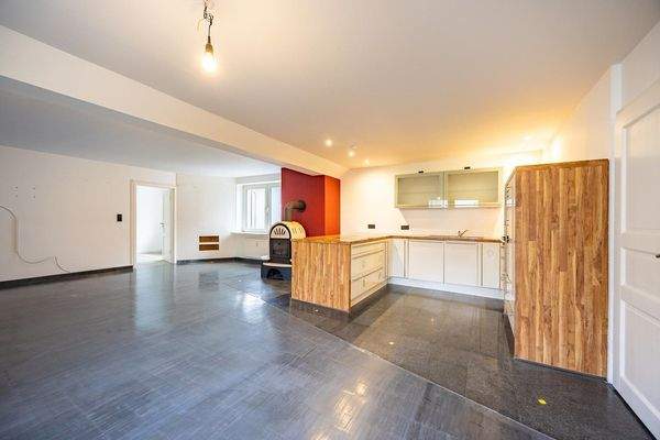 Altbau, Maisnette hinten, OG: Wohnen mit offener Küche und Kaminofen