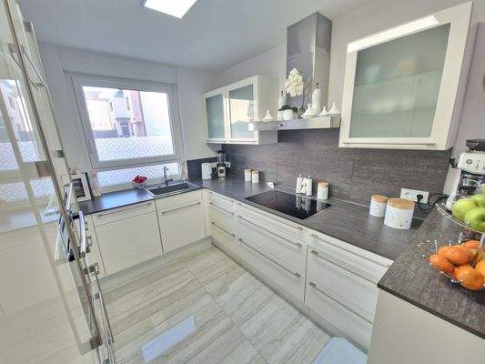 Moderne Küche mit Geräten