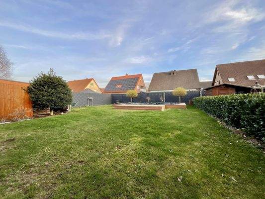 Garten mit Swimmingpool