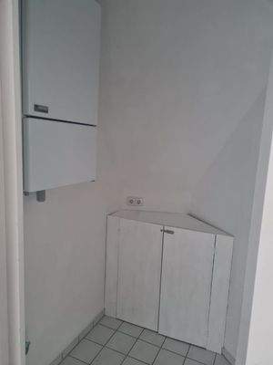 Abstellraum mit Gastherme und Waschmaschinenanschluss.jpg