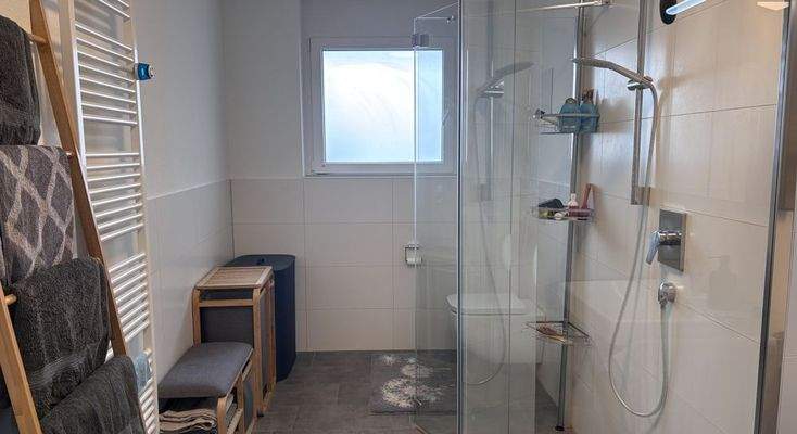 Bad mit großer bodenebener Dusche