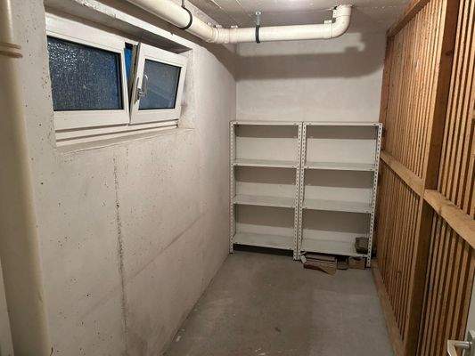 Einzelkeller mit Fenster