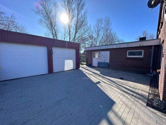 Garagen und Hofplatz