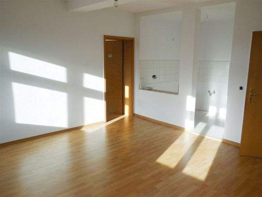 Wohnzimmer mit offener Küche