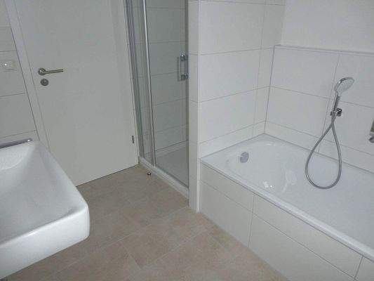 Bad mit Wanne, Dusche und WC