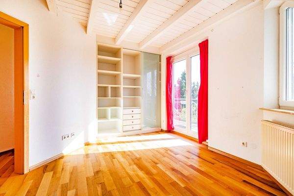 Das helle Schlafzimmer mit Einbauschrank.