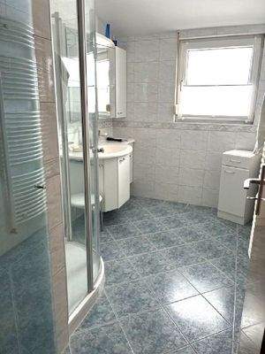 gepflegtes Hauptbadezimmer