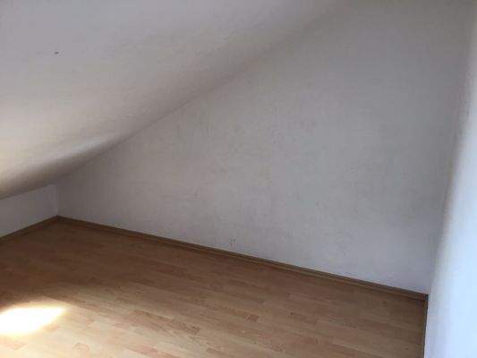 Leeres Dachgeschosszimmer