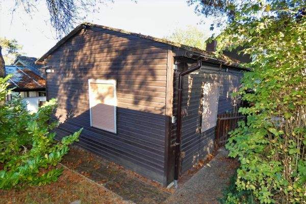 mit einem praktischen Geräteschuppen