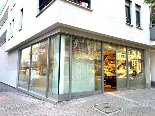 Die präsente Ecklage mit hoher Sichtbarkeit