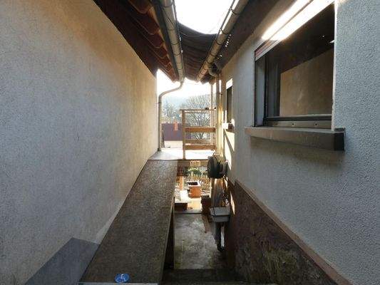 Außenzugang zum Keller und Garten