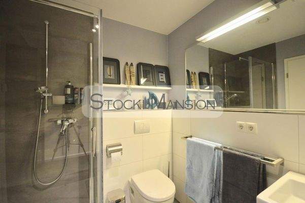 Stilvolles Bad mit Dusche