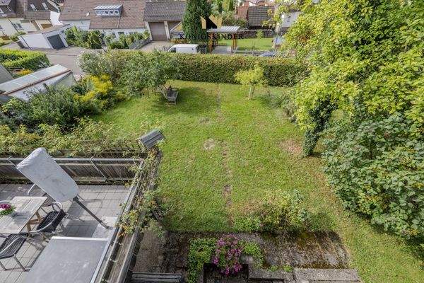 Aus dem 1. Stock Terrasse und Garten im Blick