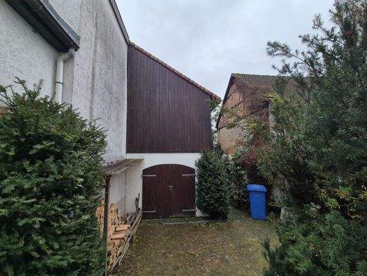 Innenhof mit Nebengebäude