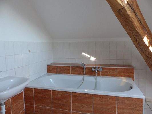 Tageslichtbad mit Wanne