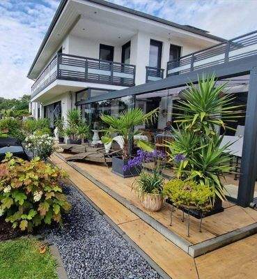 Gartenansicht mit Wintergarten