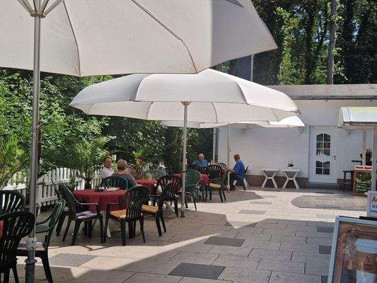 Terrasse mit drei Großschirmen