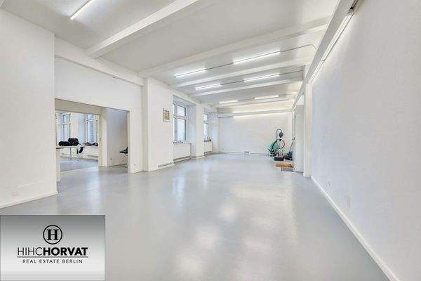 Großer Atelierraum - (KI generiert)