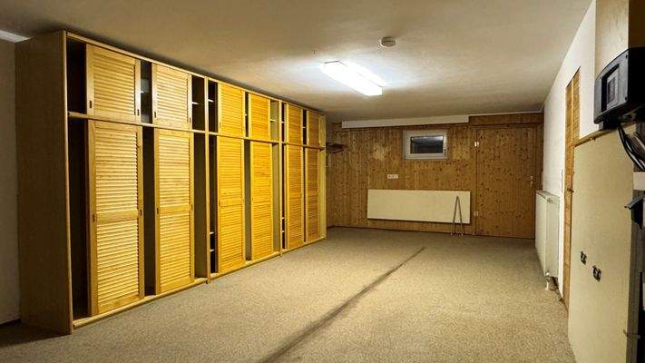 Party- / Hobbyraum mit Sprossenwand und Tischtennisplatte mit Zugang nach außen