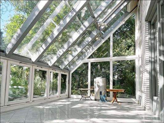 Großer Wintergarten mit herrlichem Panoramablick in den großen Garten
