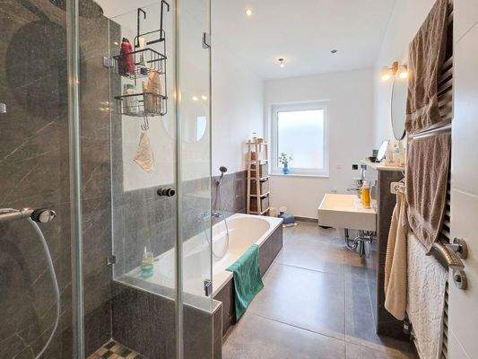 Badezimmer mit Dusche und Wanne
