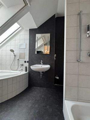 das obere Bad mit Dusche und Eckbadewanne
