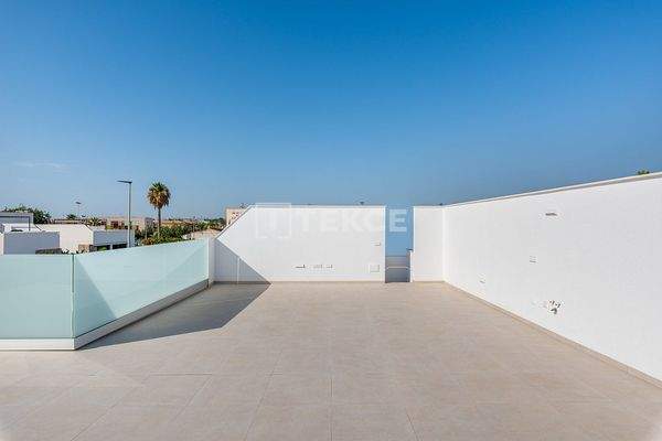 Detached Contemporary Villas near the Beach in Los Alcázares
