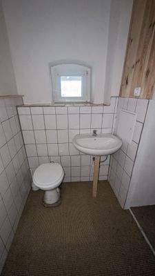 einfaches Badezimmer im EG