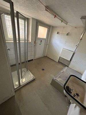Hauswirtschaftsraum mit ebenerdiger Dusche im Keller
