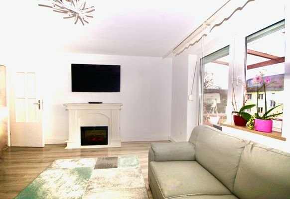 Wohnzimmer mit Zugang zum Südbalkon